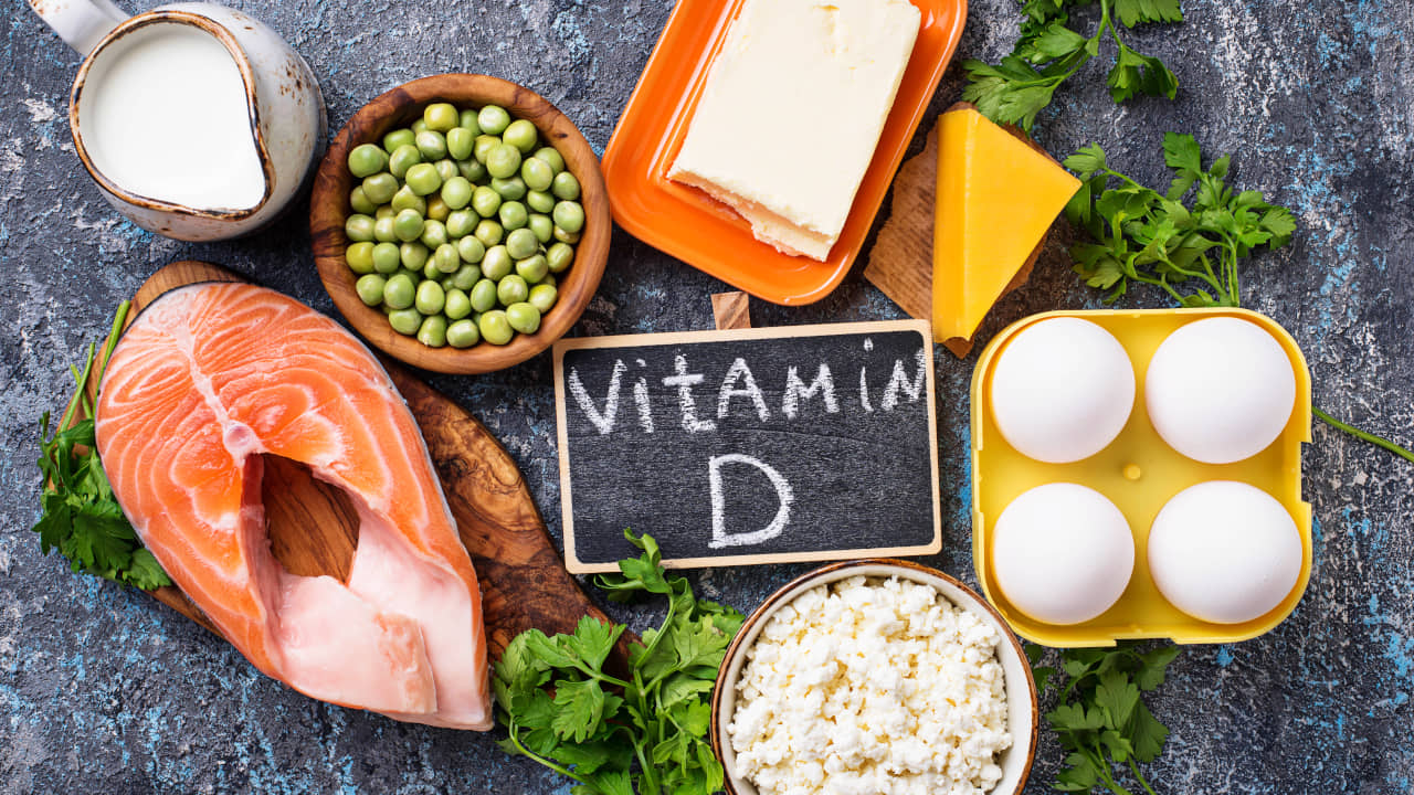  Vitamin D içeren yiyeceklerin olduğu bir masada vitamin d ve yiyeceklerin fotoğrafı.