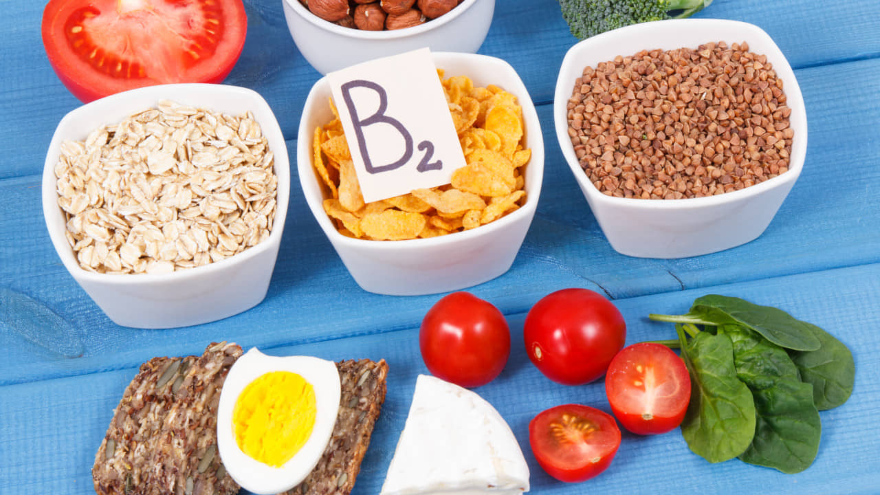  B2 vitaminleri içeren yiyecekler: et, balık, süt ürünleri, yumurta, yeşil yapraklı sebzeler, tam tahıllar ve kuruyemişler.
