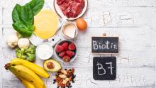 Muz, avokado, yumurta,ciğer gibi vitamin B7 / biotin içeren besinlerden oluşan görsel