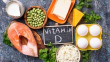  Vitamin D içeren yiyeceklerin olduğu bir masada vitamin d ve yiyeceklerin fotoğrafı.