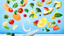 mavi arkpa plan üzerinde limon, brokoli, domates, kivi gibi sebze ve meyve dilimlerinin bulunduğu c vitamini içeren besinler