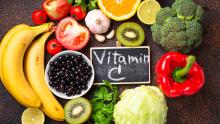 c vitamini içeren muz, domates, kivi, maydonaz, limon, portakal, gibi çeşitli sebze ve meyvelerden oluşan görsel